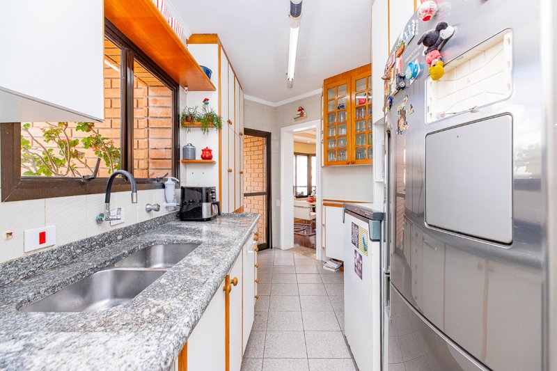 Apartamento 194m² na Chácara Santo Antônio 4 dorm 3 suítes 4 vagas Rua Fernandes Moreira São Paulo - 
