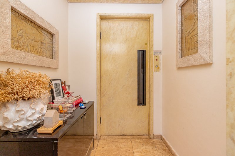 Apartamento 194m² na Chácara Santo Antônio 4 dorm 3 suítes 4 vagas Rua Fernandes Moreira São Paulo - 