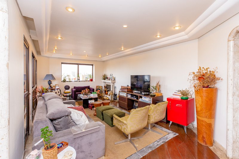 Apartamento 194m² na Chácara Santo Antônio 4 dorm 3 suítes 4 vagas Rua Fernandes Moreira São Paulo - 