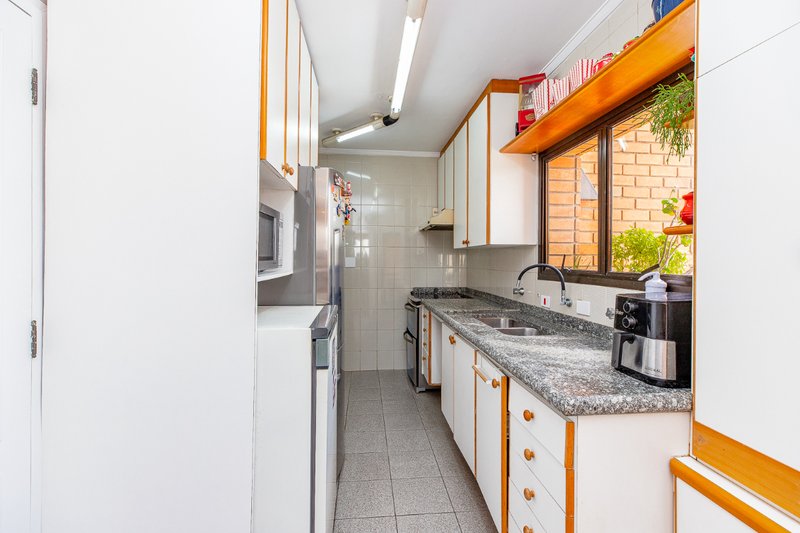 Apartamento 194m² na Chácara Santo Antônio 4 dorm 3 suítes 4 vagas Rua Fernandes Moreira São Paulo - 