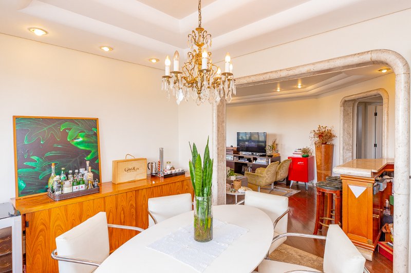 Apartamento 194m² na Chácara Santo Antônio 4 dorm 3 suítes 4 vagas Rua Fernandes Moreira São Paulo - 