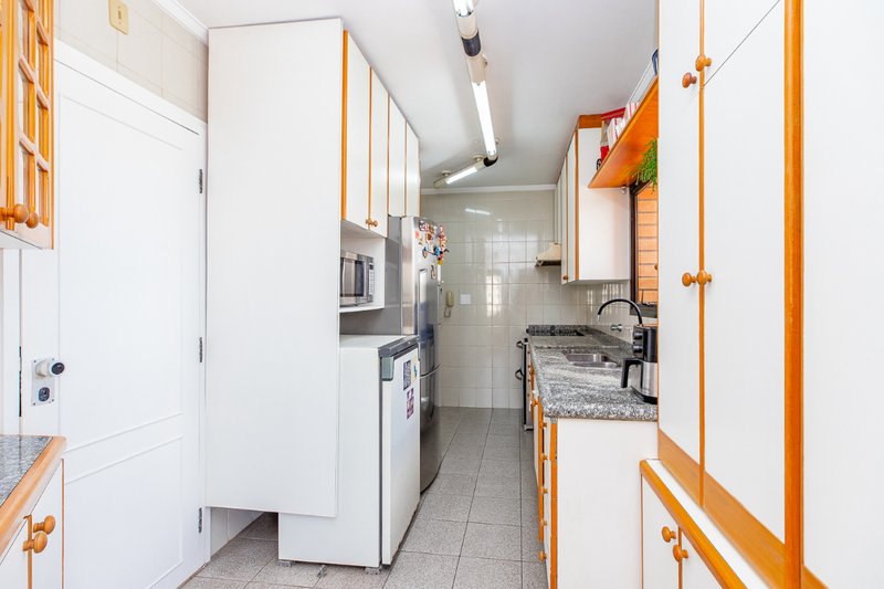 Apartamento 194m² na Chácara Santo Antônio 4 dorm 3 suítes 4 vagas Rua Fernandes Moreira São Paulo - 