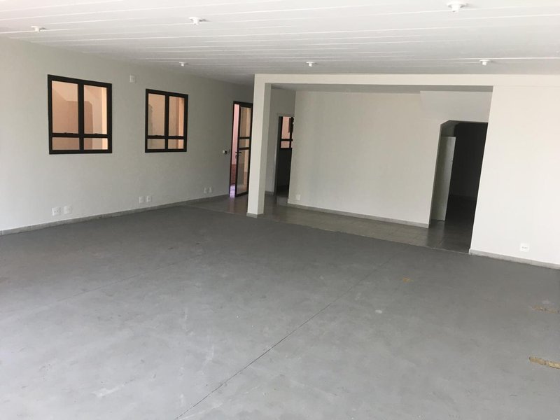 ALUGA-SE EXCELENTE IMÓVEL COMERCIAL - 8 VAGAS - 250M2 - IMÓVEL GEMINADO Rua Antônio das Chagas São Paulo - 