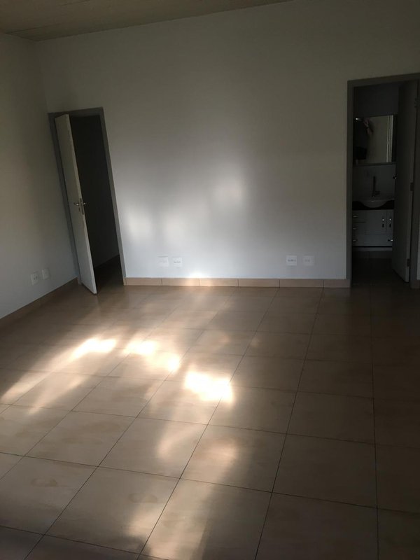 ALUGA-SE EXCELENTE IMÓVEL COMERCIAL - 8 VAGAS - 250M2 - IMÓVEL GEMINADO Rua Antônio das Chagas São Paulo - 
