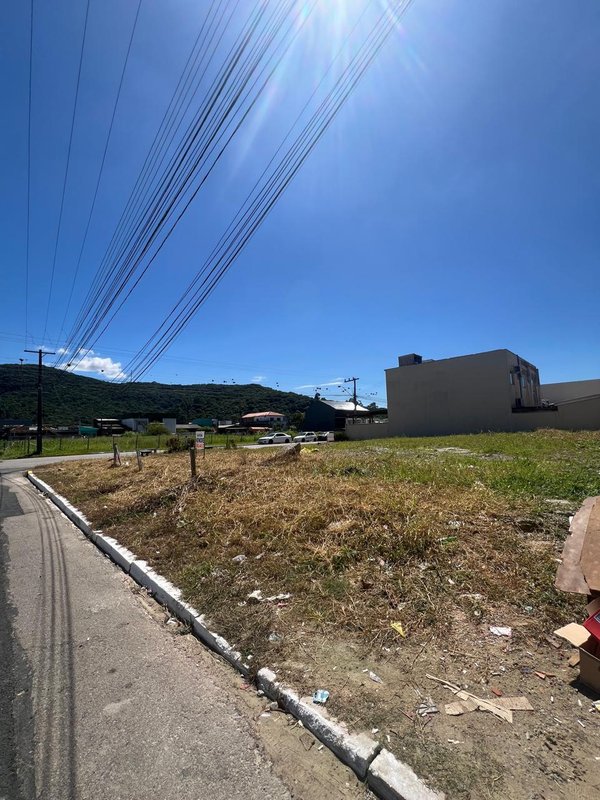 2 Terrenos de área abrangente de esquina localizados em Itapema(Morretes) Rua 406B Itapema - 