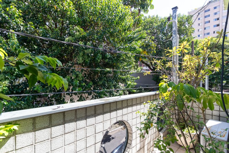 Casa em Indianópolis com 180m² 4 dorm Rua Lydia Simões Cabral São Paulo - 