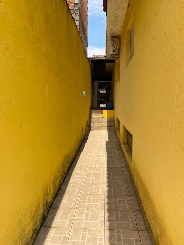Edícula c/ 2 dormitórios, entrada compartilhada - 1º andar - Vila Cintra - Mogi das Cruzes - 