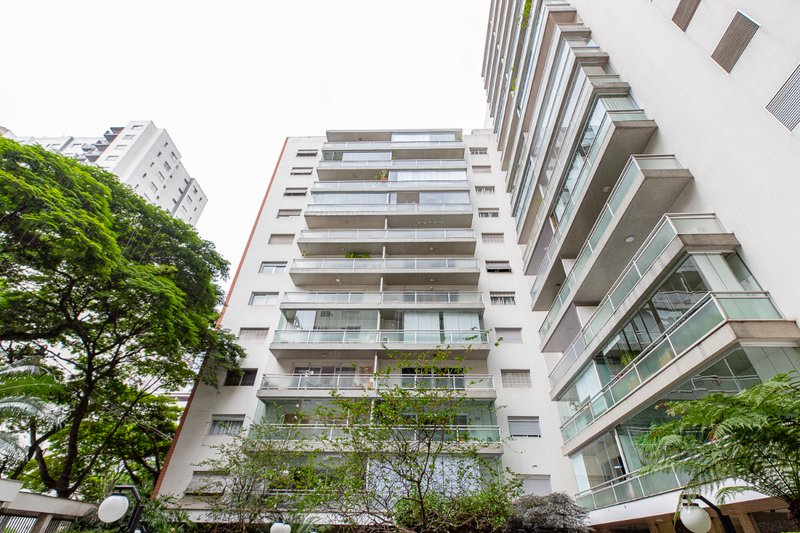 Apartamento 128m² em Moema 3 dorm 1 vaga Alameda dos Arapanés São Paulo - 