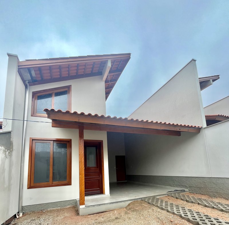 CASA COM 2 DORMITÓRIOS EM DOM JOAQUIM - Brusque - 