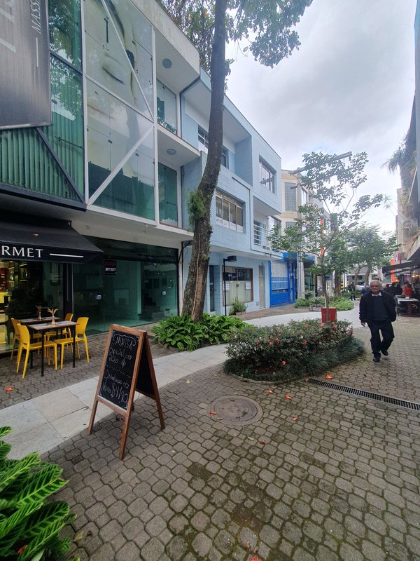 Loja Comercial Triplex no Centro Comercial de Alphaville 96m² Calçada das Anêmonas Barueri - 