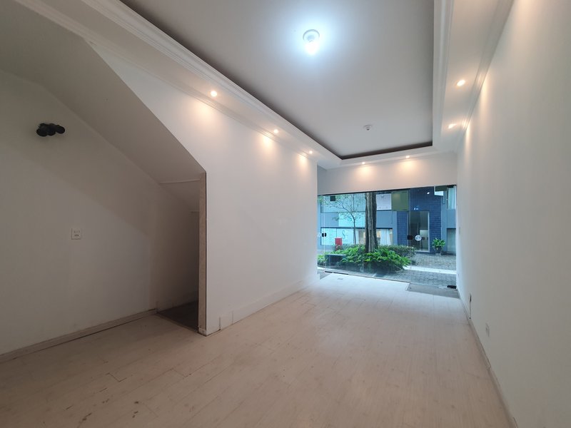 Loja Comercial Triplex no Centro Comercial de Alphaville 96m² Calçada das Anêmonas Barueri - 