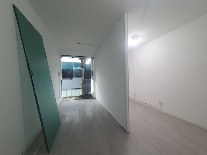 Loja Comercial Triplex no Centro Comercial de Alphaville 96m² Calçada das Anêmonas Barueri - 