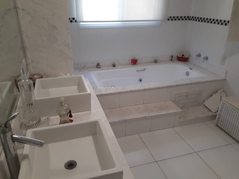Casa mobiliada em condomínio de luxo Avenida Yojiro Takaoka Santana de Parnaíba - 