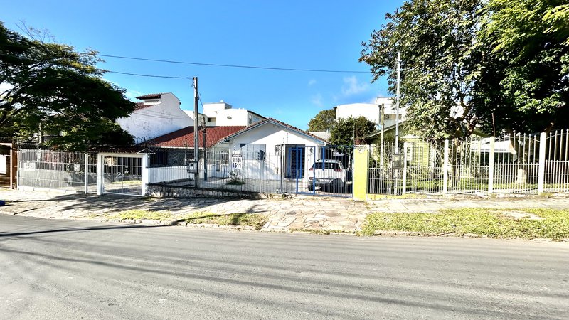R$ 470.000 - CASA DE ALVENARIA - 150M2 - 3 DORM - SUÍTE - ESCRITÓRIO - 5 VAGAS Rua Padre João Batista Reus Porto Alegre - 