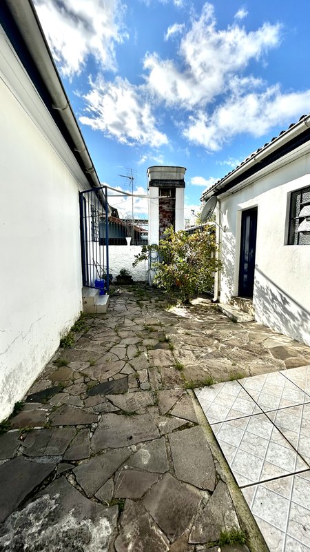 R$ 470.000 - CASA DE ALVENARIA - 150M2 - 3 DORM - SUÍTE - ESCRITÓRIO - 5 VAGAS Rua Padre João Batista Reus Porto Alegre - 
