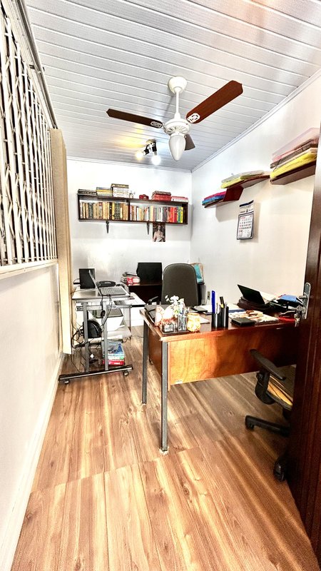 R$ 470.000 - CASA DE ALVENARIA - 150M2 - 3 DORM - SUÍTE - ESCRITÓRIO - 5 VAGAS Rua Padre João Batista Reus Porto Alegre - 