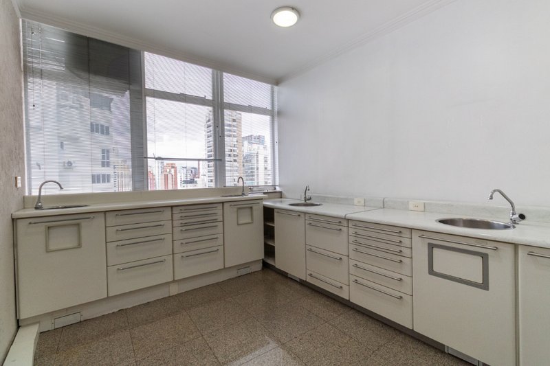 Conjunto Comercial 103m² na Vila Nova Conceição Rua Afonso Braz São Paulo - 