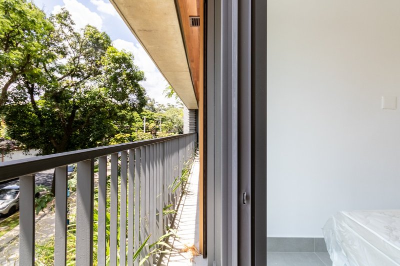 Apartamento na Cidade Jardim com 84m² 1 suíte 1 vaga Rua Itapé-acu São Paulo - 