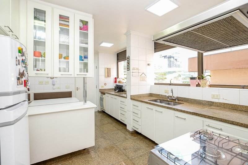 Apartamento 225m² no Itaim Bibi 3 suítes 3 vagas Rua Lopes Neto São Paulo - 