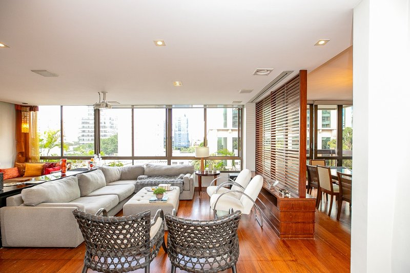 Apartamento 225m² no Itaim Bibi 3 suítes 3 vagas Rua Lopes Neto São Paulo - 