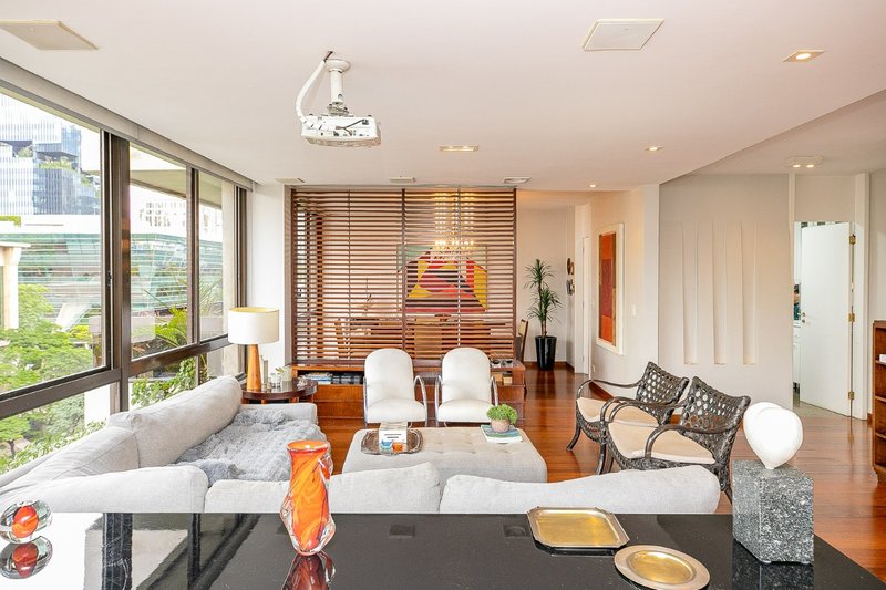 Apartamento 225m² no Itaim Bibi 3 suítes 3 vagas Rua Lopes Neto São Paulo - 