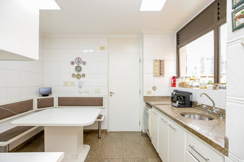 Apartamento 225m² no Itaim Bibi 3 suítes 3 vagas Rua Lopes Neto São Paulo - 