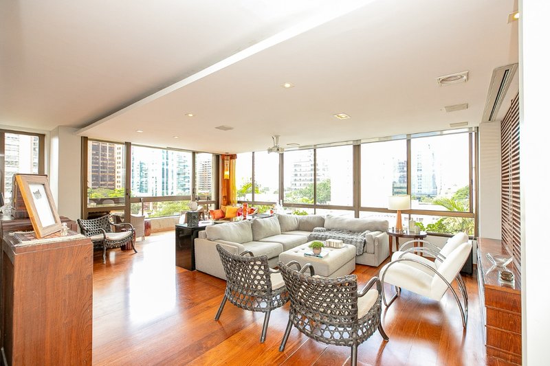 Apartamento 225m² no Itaim Bibi 3 suítes 3 vagas Rua Lopes Neto São Paulo - 