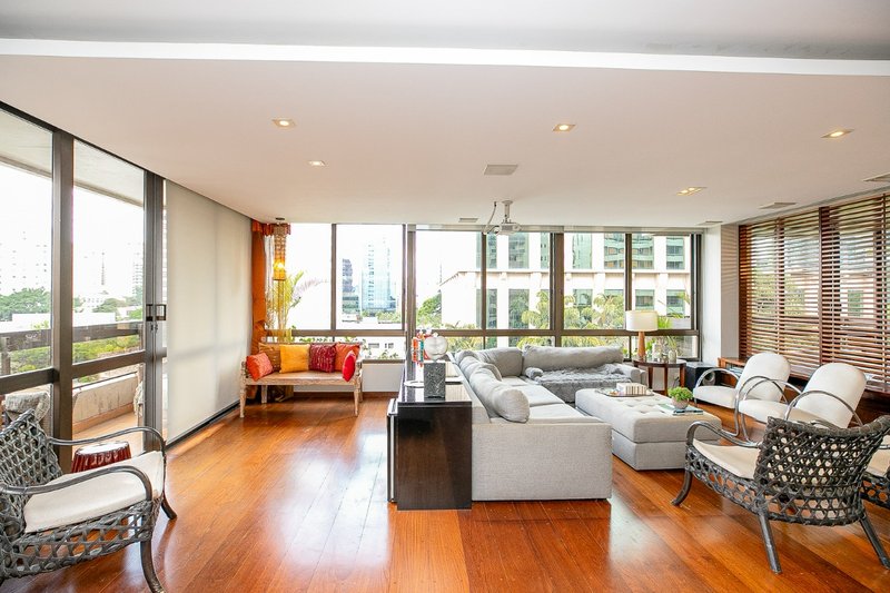 Apartamento 225m² no Itaim Bibi 3 suítes 3 vagas Rua Lopes Neto São Paulo - 