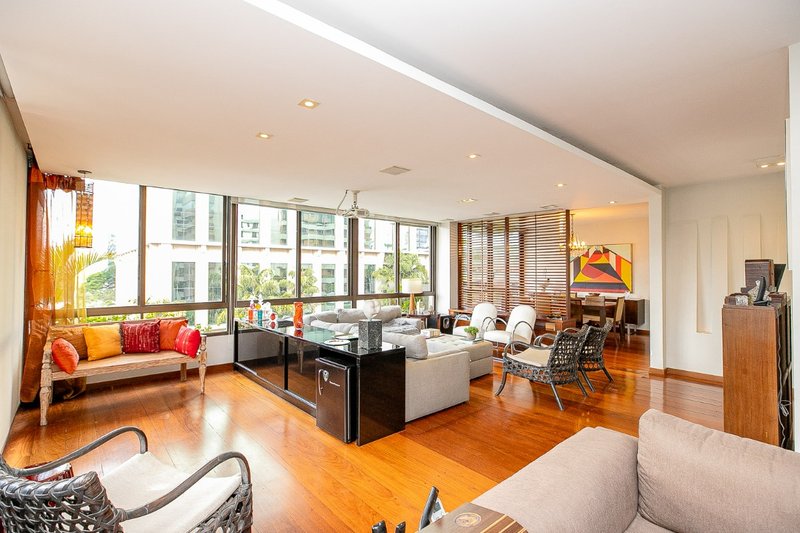 Apartamento 225m² no Itaim Bibi 3 suítes 3 vagas Rua Lopes Neto São Paulo - 