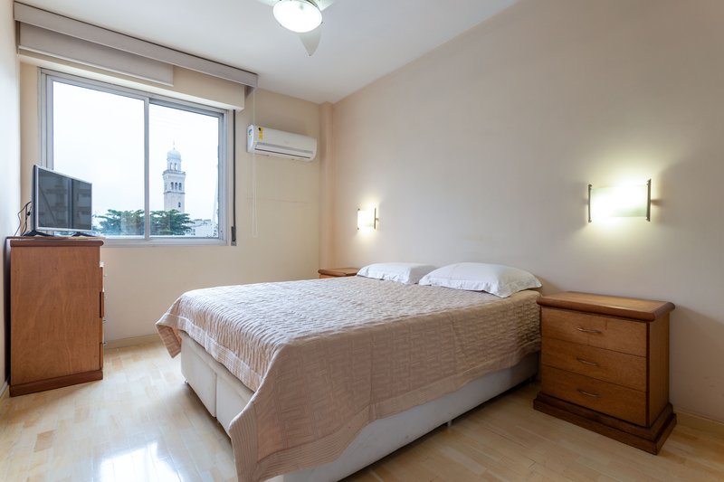 Um apartamento grande, bem resolvido e pronto para viver bem ao lado do metrô Afonso Pena! Rua Campos Sales Rio de Janeiro - 
