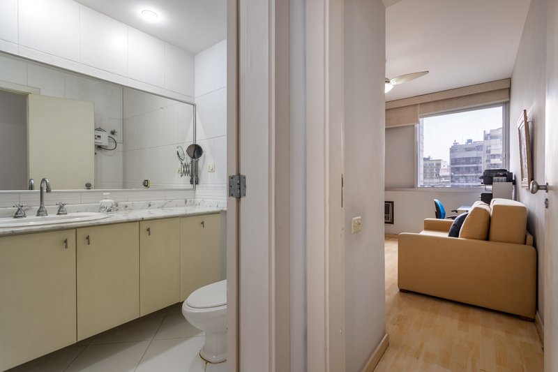 Um apartamento grande, bem resolvido e pronto para viver bem ao lado do metrô Afonso Pena! Rua Campos Sales Rio de Janeiro - 