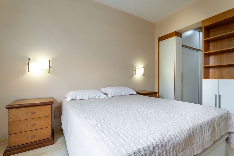 Um apartamento grande, bem resolvido e pronto para viver bem ao lado do metrô Afonso Pena! Rua Campos Sales Rio de Janeiro - 