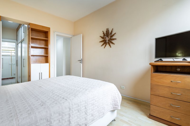 Um apartamento grande, bem resolvido e pronto para viver bem ao lado do metrô Afonso Pena! Rua Campos Sales Rio de Janeiro - 