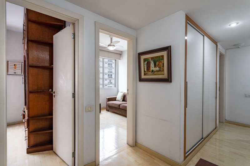 Um apartamento grande, bem resolvido e pronto para viver bem ao lado do metrô Afonso Pena! Rua Campos Sales Rio de Janeiro - 