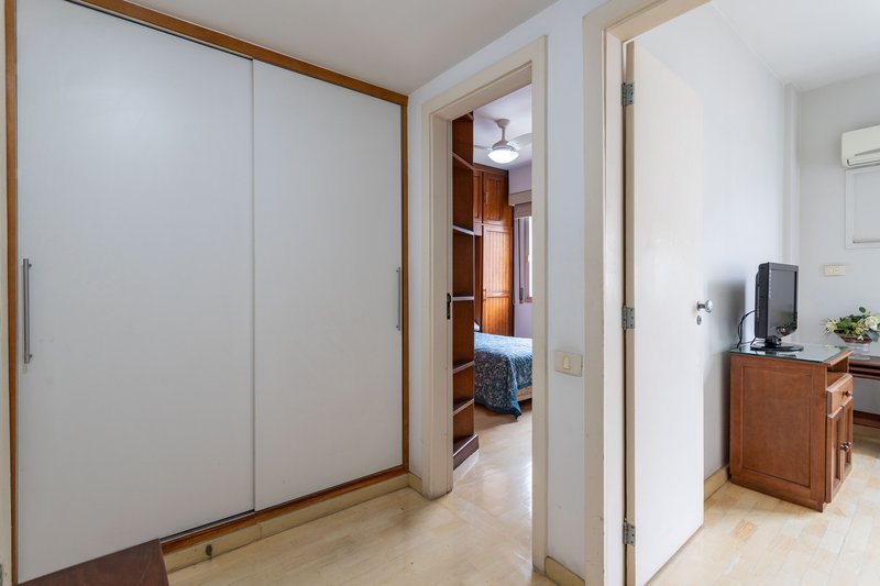 Um apartamento grande, bem resolvido e pronto para viver bem ao lado do metrô Afonso Pena! Rua Campos Sales Rio de Janeiro - 