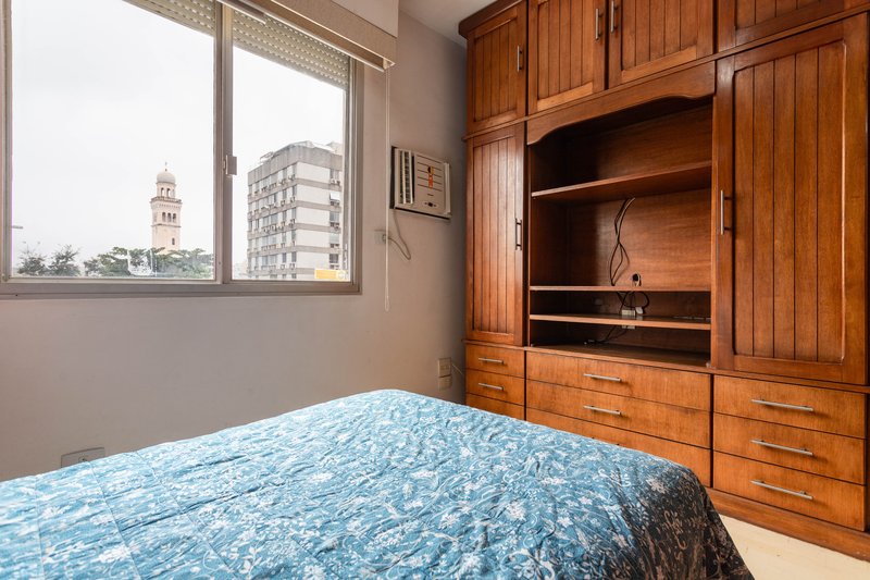 Um apartamento grande, bem resolvido e pronto para viver bem ao lado do metrô Afonso Pena! Rua Campos Sales Rio de Janeiro - 