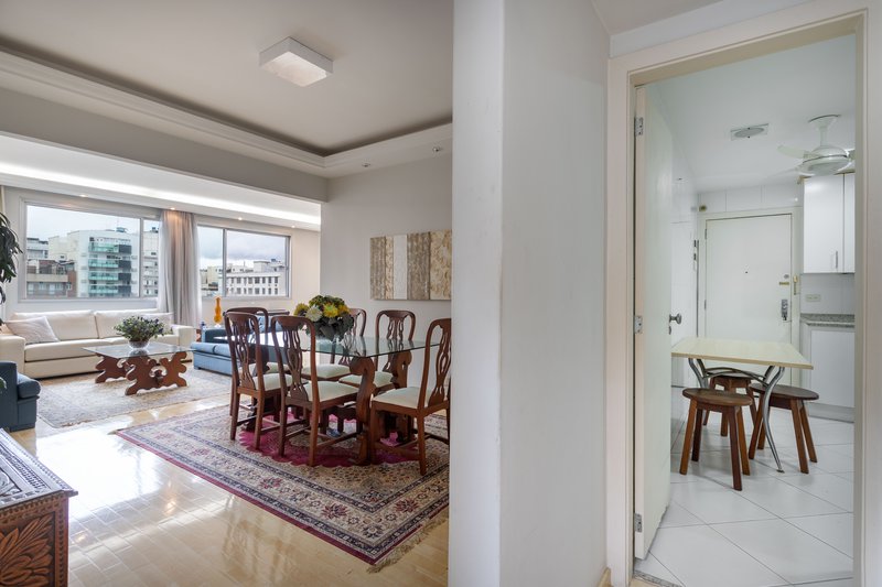 Um apartamento grande, bem resolvido e pronto para viver bem ao lado do metrô Afonso Pena! Rua Campos Sales Rio de Janeiro - 