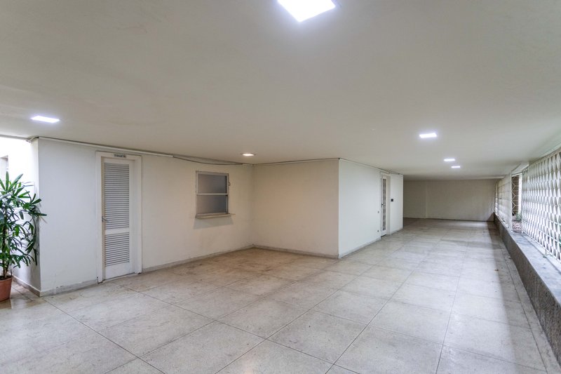 Um apartamento grande, bem resolvido e pronto para viver bem ao lado do metrô Afonso Pena! Rua Campos Sales Rio de Janeiro - 