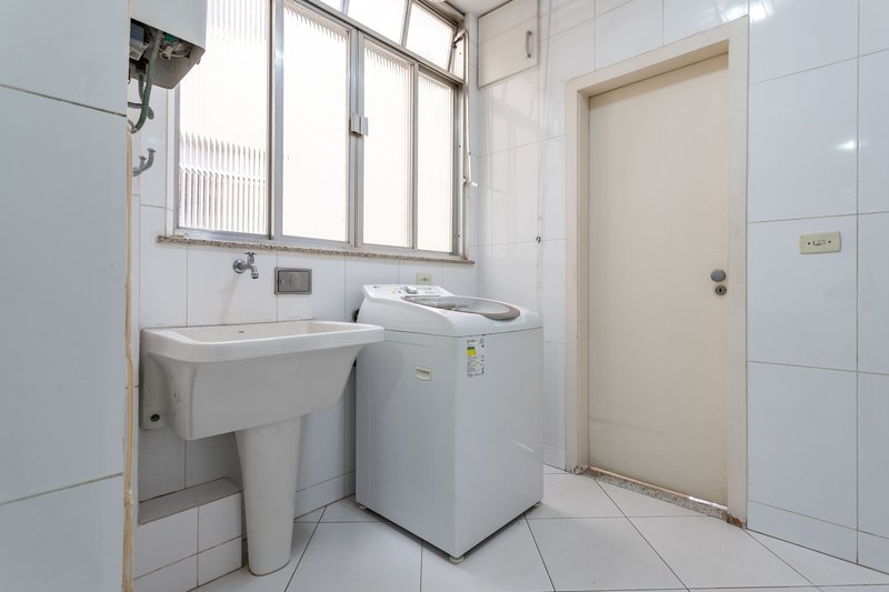 Um apartamento grande, bem resolvido e pronto para viver bem ao lado do metrô Afonso Pena! Rua Campos Sales Rio de Janeiro - 