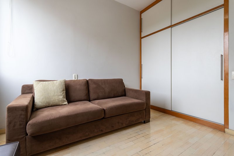 Um apartamento grande, bem resolvido e pronto para viver bem ao lado do metrô Afonso Pena! Rua Campos Sales Rio de Janeiro - 