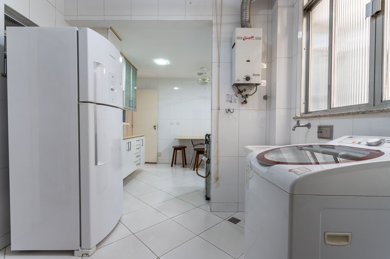 Um apartamento grande, bem resolvido e pronto para viver bem ao lado do metrô Afonso Pena! Rua Campos Sales Rio de Janeiro - 
