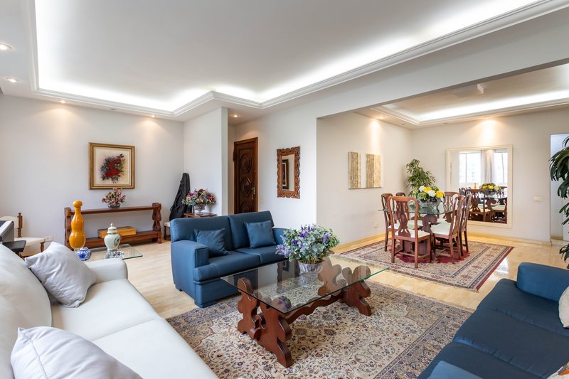 Um apartamento grande, bem resolvido e pronto para viver bem ao lado do metrô Afonso Pena! Rua Campos Sales Rio de Janeiro - 