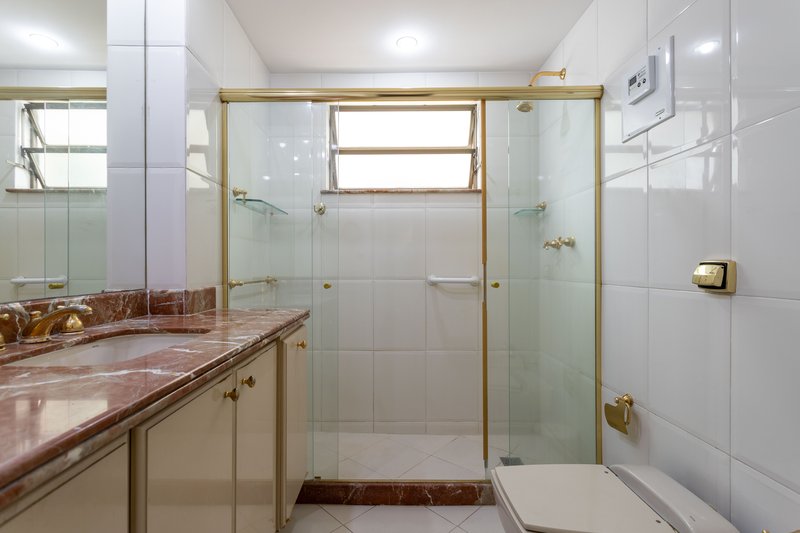 Um apartamento grande, bem resolvido e pronto para viver bem ao lado do metrô Afonso Pena! Rua Campos Sales Rio de Janeiro - 