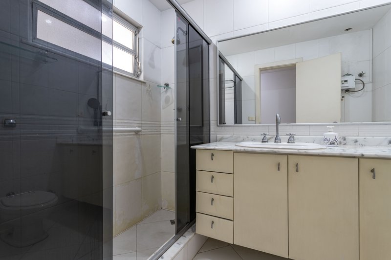 Um apartamento grande, bem resolvido e pronto para viver bem ao lado do metrô Afonso Pena! Rua Campos Sales Rio de Janeiro - 