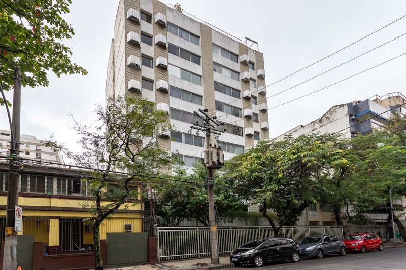 Um apartamento grande, bem resolvido e pronto para viver bem ao lado do metrô Afonso Pena! Rua Campos Sales Rio de Janeiro - 