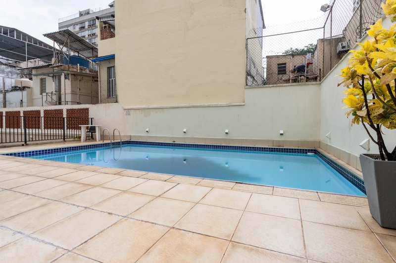 Um apartamento grande, bem resolvido e pronto para viver bem ao lado do metrô Afonso Pena! Rua Campos Sales Rio de Janeiro - 