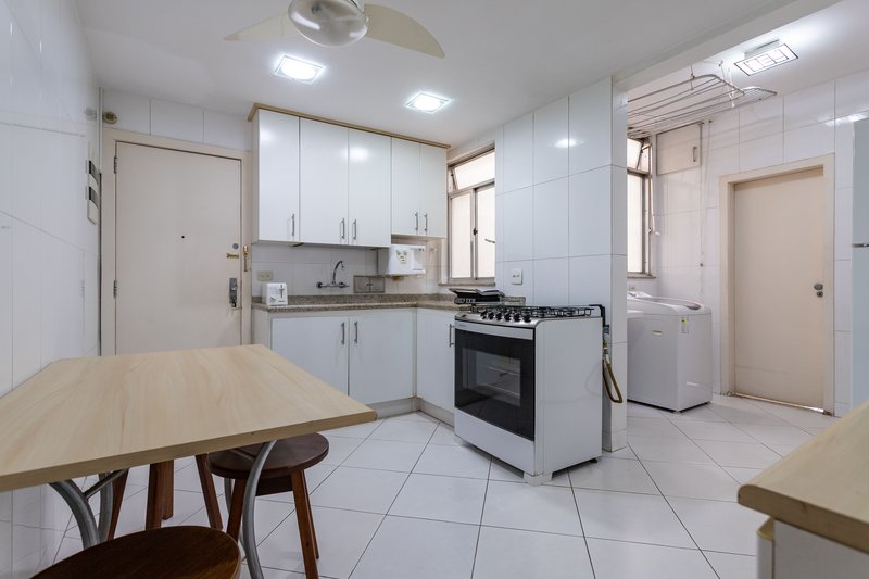 Um apartamento grande, bem resolvido e pronto para viver bem ao lado do metrô Afonso Pena! Rua Campos Sales Rio de Janeiro - 