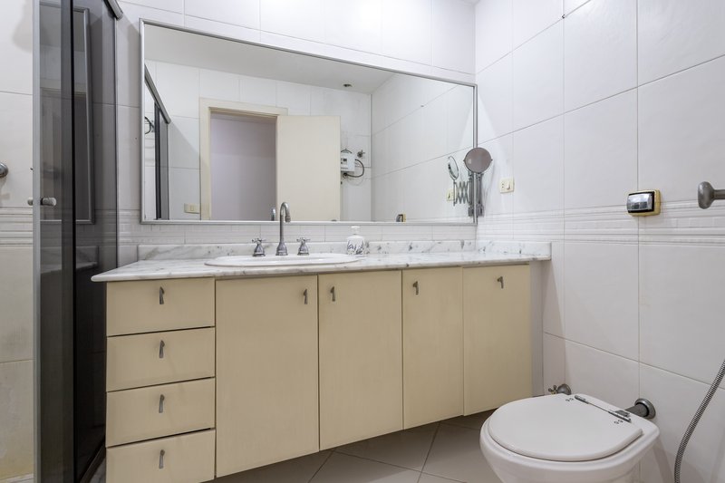 Um apartamento grande, bem resolvido e pronto para viver bem ao lado do metrô Afonso Pena! Rua Campos Sales Rio de Janeiro - 