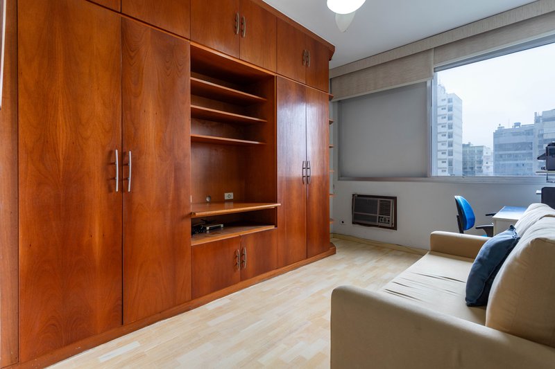 Um apartamento grande, bem resolvido e pronto para viver bem ao lado do metrô Afonso Pena! Rua Campos Sales Rio de Janeiro - 