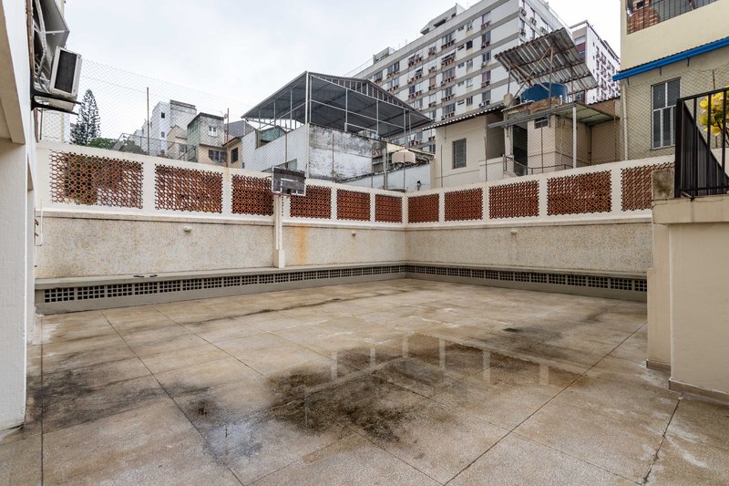 Um apartamento grande, bem resolvido e pronto para viver bem ao lado do metrô Afonso Pena! Rua Campos Sales Rio de Janeiro - 